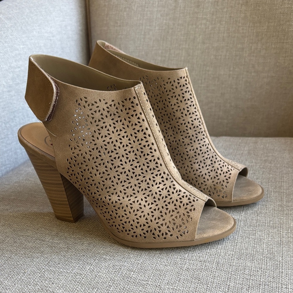Chic Tan Peep-Toe Heeled Sandals
